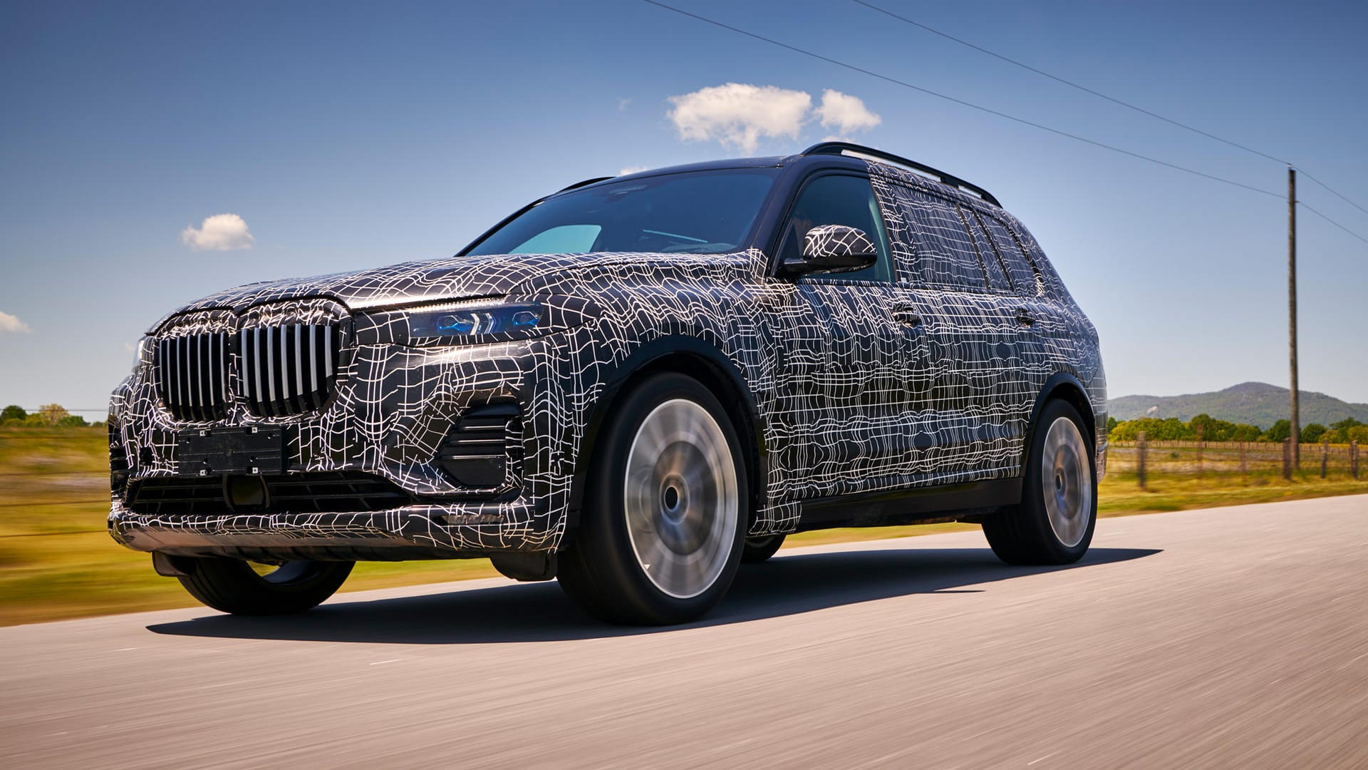 Noch im Tarnkleid: Der mehr als fünf Meter lange X7 soll ab dem Frühjahr 2019 das SUV-Programm von BMW nach oben abrunden.