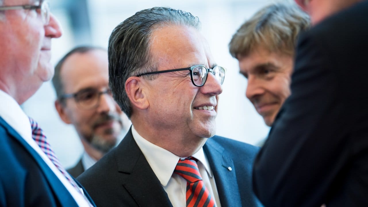 Frank-Jürgen Weise, ehemaliger Präsident des Bundesamts für Migration und Flüchtlinge, kommt zur Sondersitzung des Innenausschusses.