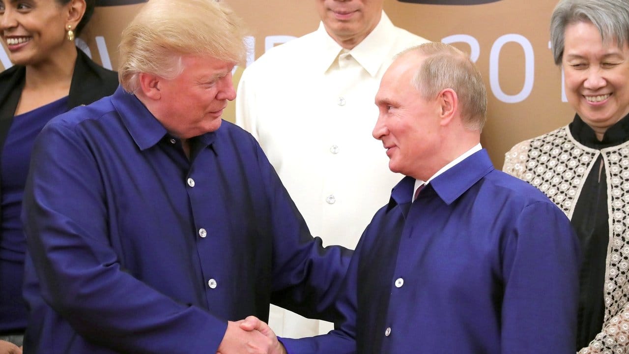 US-Präsident Donald Trump und der russische Präsident Wladimir Putin bei einem Apec-Gipfel in Vietnam im November 2017.