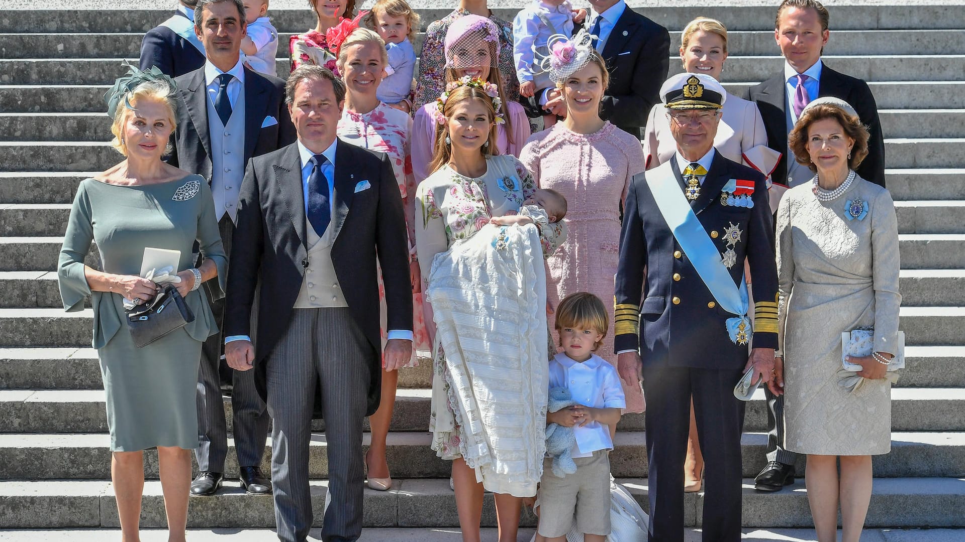 Bei der Taufe von Adrienne versteckt sich Leonore hinter ihrem Bruder Nicolas.