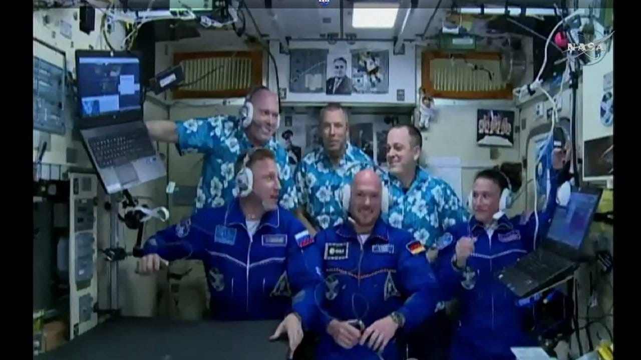 Der russische Kosmonaut Sergej Prokopjew (vorn l-r), Alexander Gerst und die US-Amerikanerin Serena Aunon-Chancellor formieren sich nach ihrer Ankunft in der ISS mit der bisherigen Besatzung zum Gruppenbild.