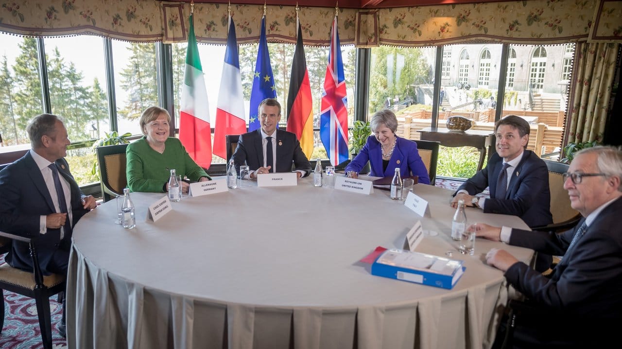 Die EU-Partner besprechen sich: EU-Ratspräsident Donald Tusk (l-r), Bundeskanzlerin Angela Merkel, der französische Präsident Emmanuel Macron, die britische Premierministerin Theresa May, Italiens Ministerpräsident Giuseppe Conte und EU-Kommissionspräsident Jean-Claude Juncker.