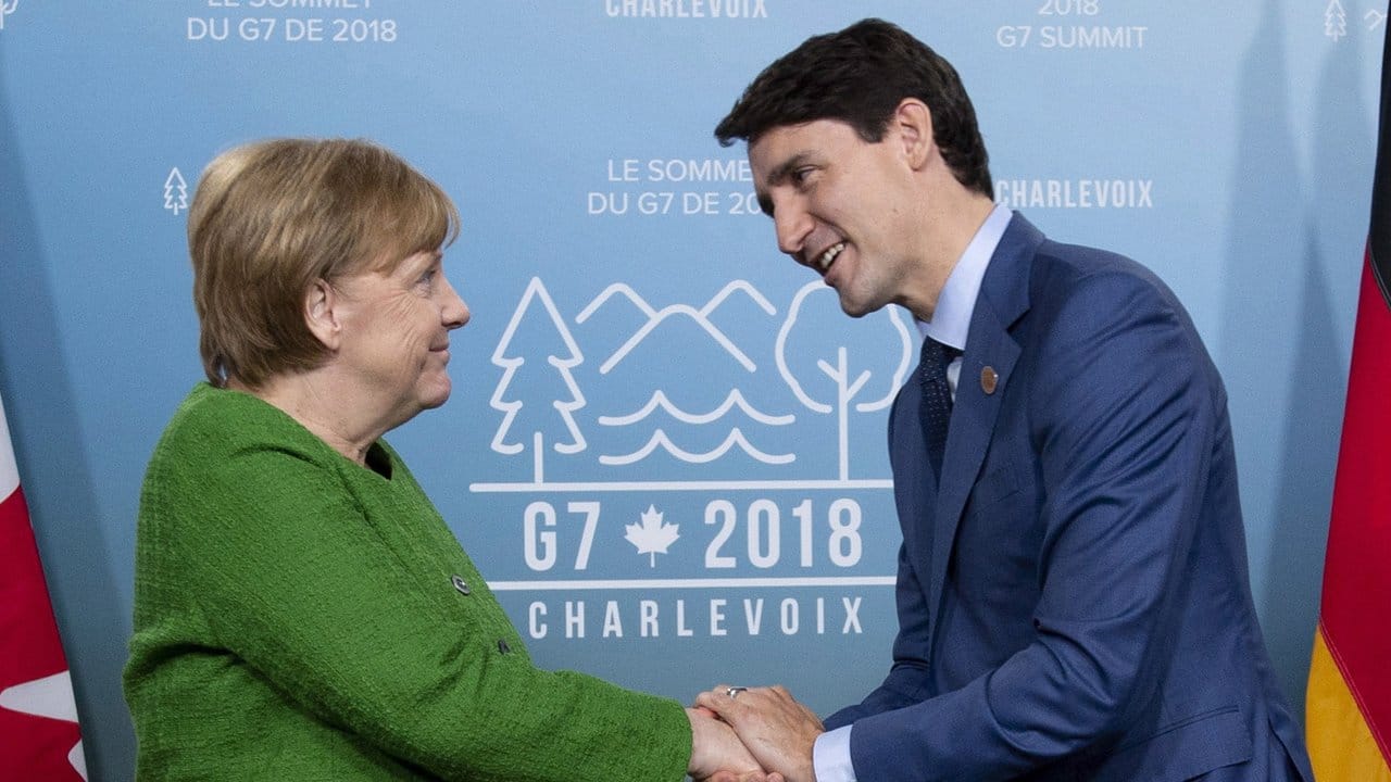 Justin Trudeau heißt Kanzlerin Angela Merkel willkommen.