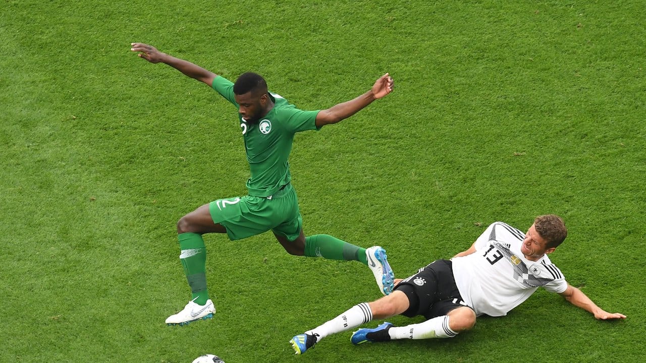 Thomas Müller (l) im Duell um den Ball mit Saudi-Arabiens Mansour Al-Harbi. Thomas Müller (l) im Duell um den Ball mit Saudi-Arabiens Mansour Al-Harbi.