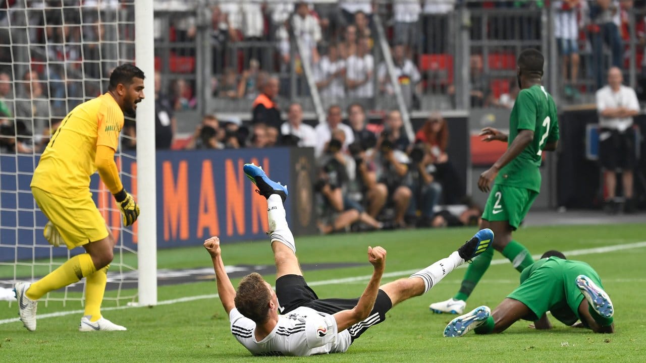 Thomas Müller (M) bejubelt das 2:0 gegen Saudi-Arabien. Thomas Müller (M) bejubelt das 2:0 gegen Saudi-Arabien.