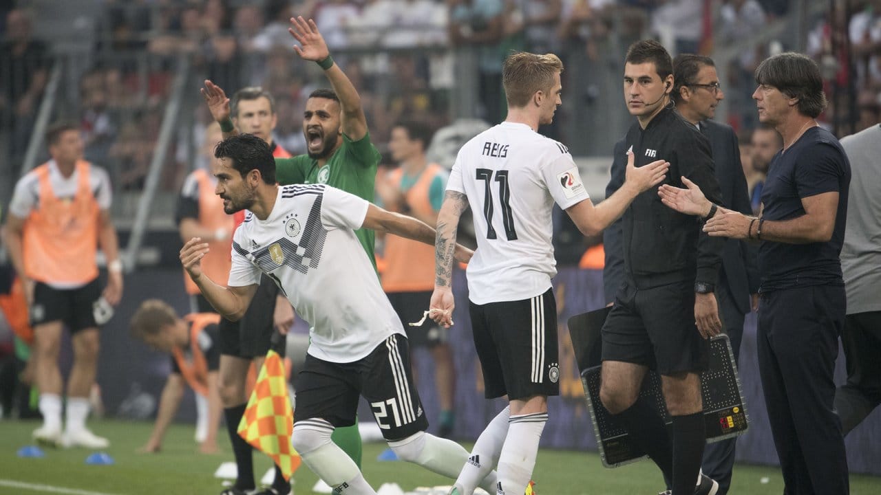 Marco Reus (M) wird bei seiner Auswechslung durch Ilkay Gündogan (l) von Bundestrainer Joachim Löw abgeklatscht. Marco Reus (M) wird bei seiner Auswechslung durch Ilkay Gündogan (l) von Bundestrainer Joachim Löw abgeklatscht.