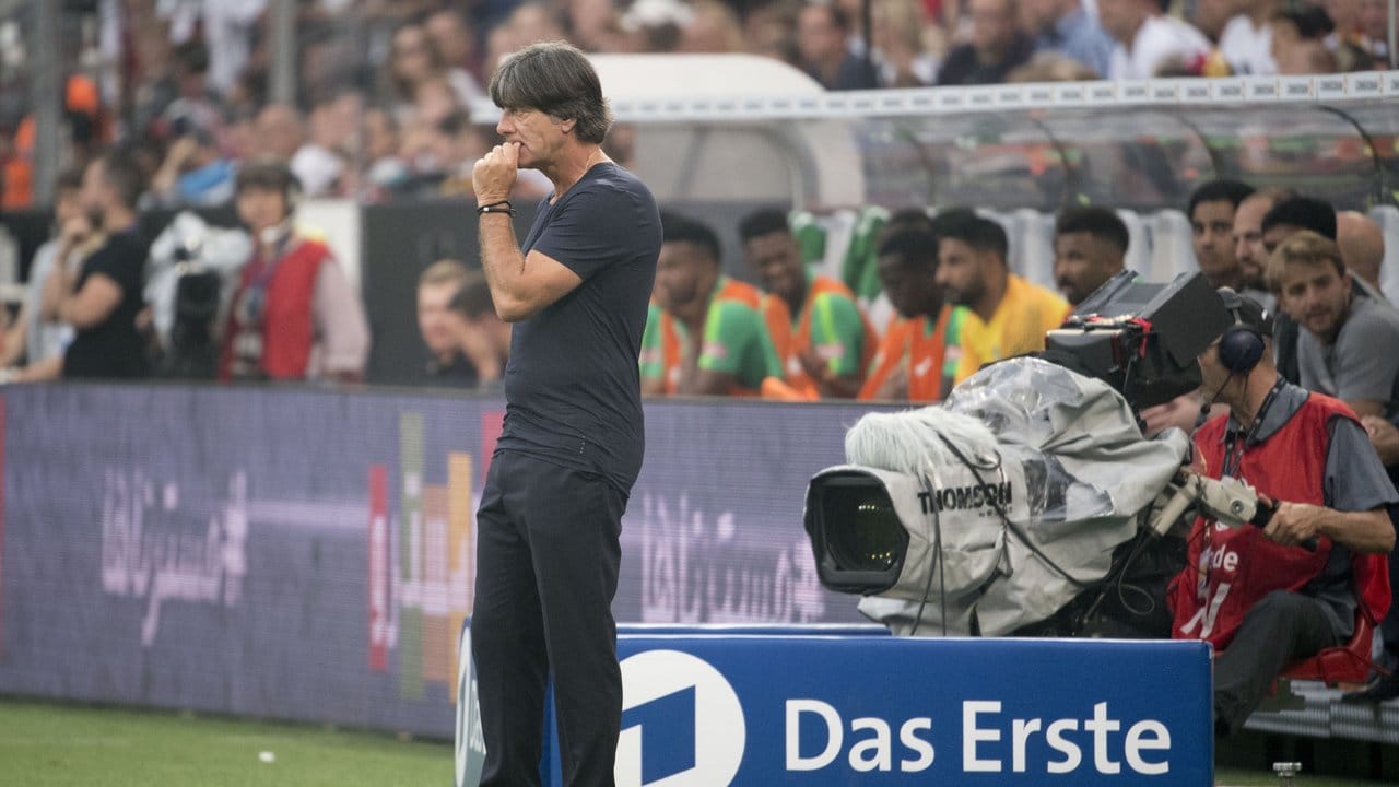 Ungeduldig verfolgt Bundestrainer Joachim Löw das Spiel gegen Saudi-Arabien. Ungeduldig verfolgt Bundestrainer Joachim Löw das Spiel gegen Saudi-Arabien.