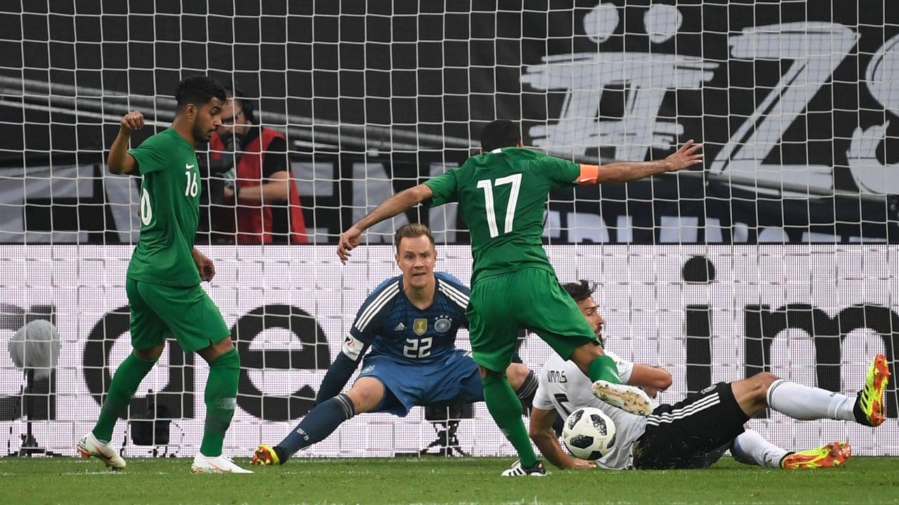 Saudi-Arabiens Taiseer Al-Jassam (M) erzielt im Nachschuss gegen Torwart Marc-Andre ter Stegen (2. Saudi-Arabiens Taiseer Al-Jassam (M) erzielt im Nachschuss gegen Torwart Marc-Andre ter Stegen (2.