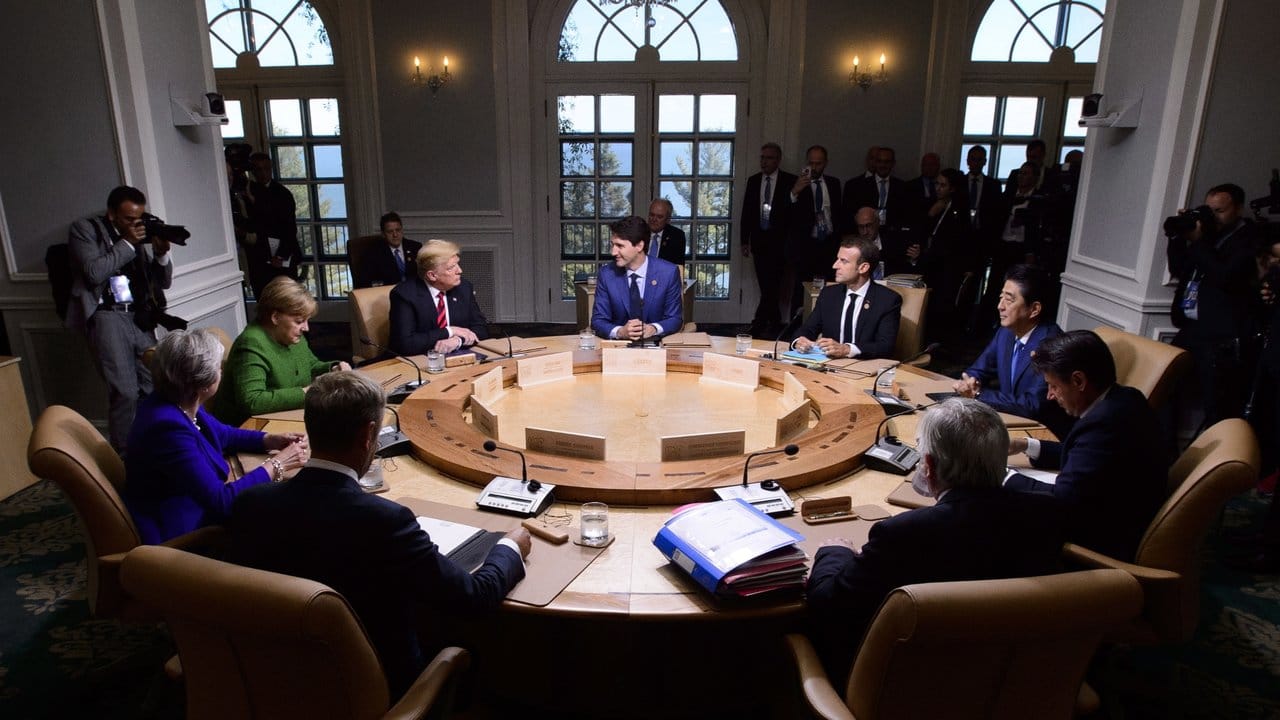 "Tafelrunde" in La Malbaie: Die teilnehmenden Staats- und Regierungschefs und Vertreter der EU beraten beim G7-Gipfel.