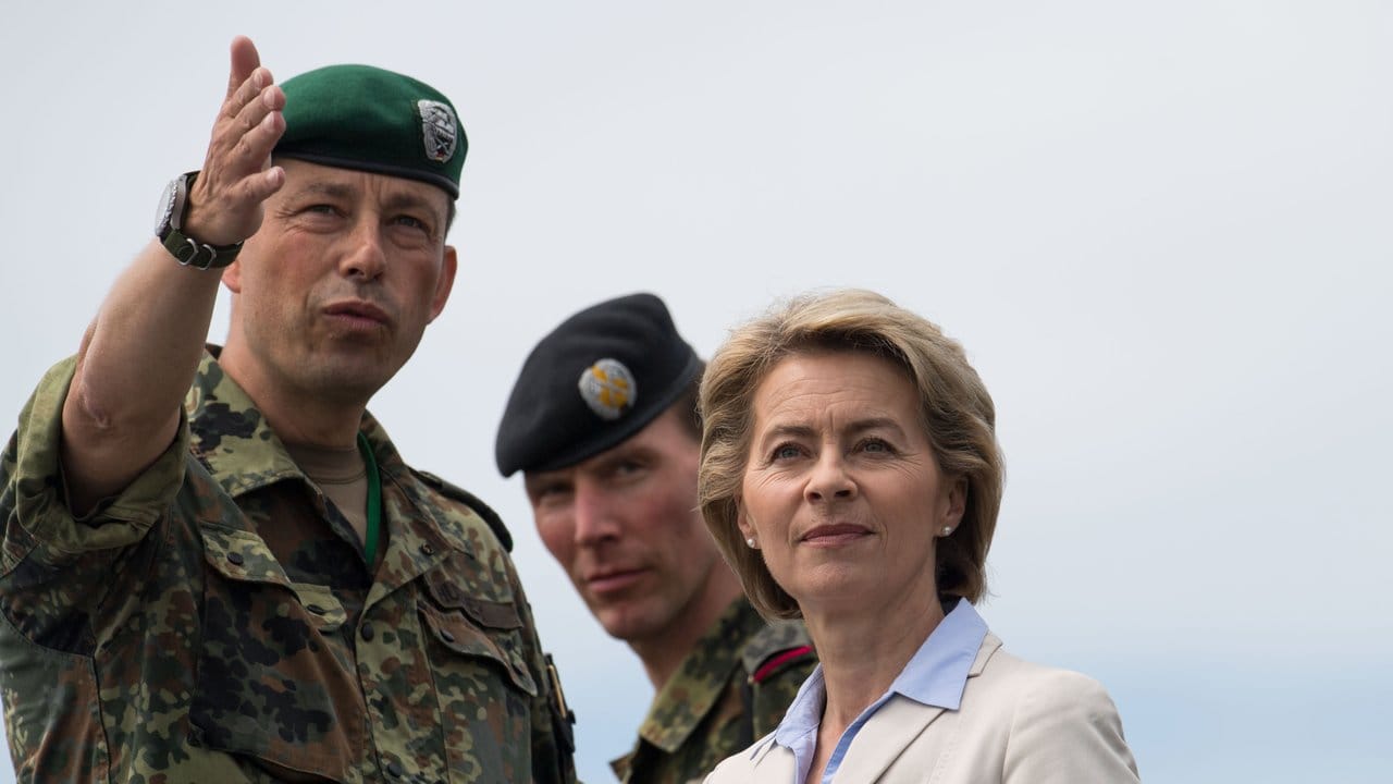 Bundesverteidigungsministerin Ursula von der Leyen steht auf einem Truppenübungsplatz neben Brigadegeneral Heico Hübner und wartet auf den Beginn eines Manövers.