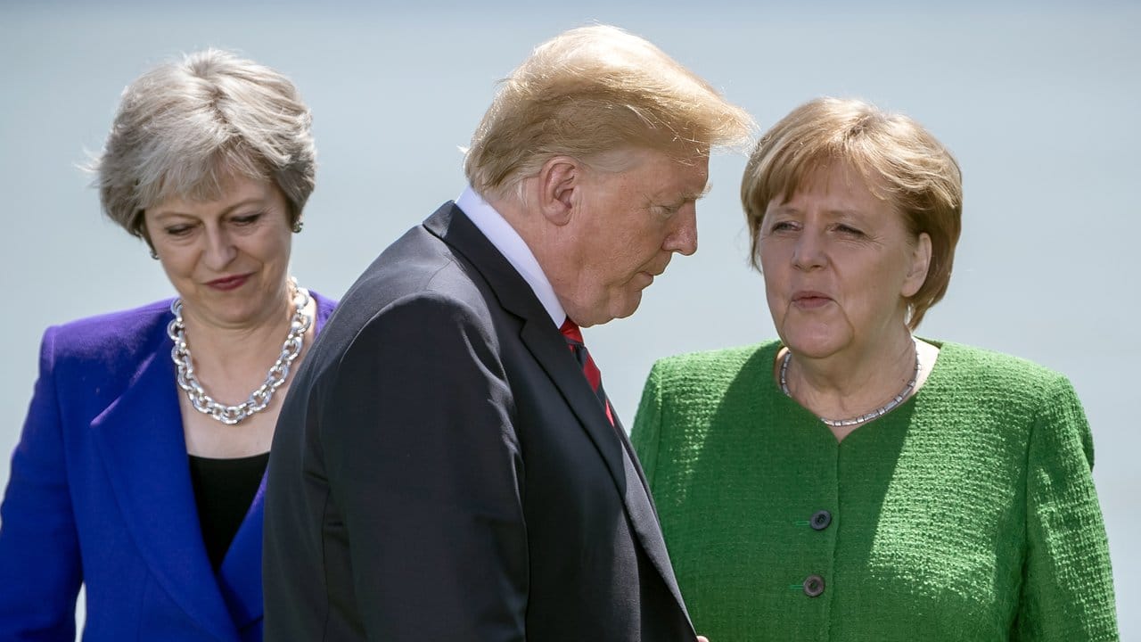 US-Präsident Donald Trump steht zwischen der britischen Premierministerin Theresa May (l) und BUndeskanzlerin Angela Merkel.