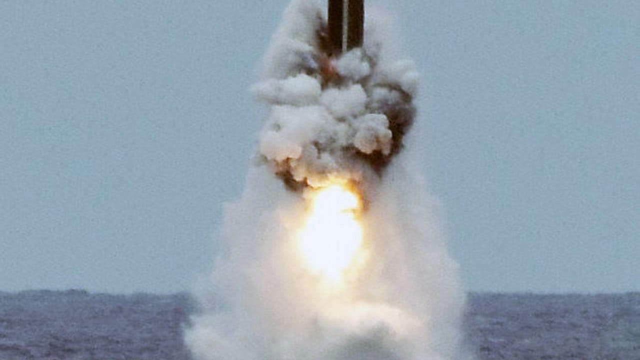 Raketenabschuss von einem amerikanischen U-Boot der Ohio-Klasse. Raketenabschuss von einem amerikanischen U-Boot der Ohio-Klasse.