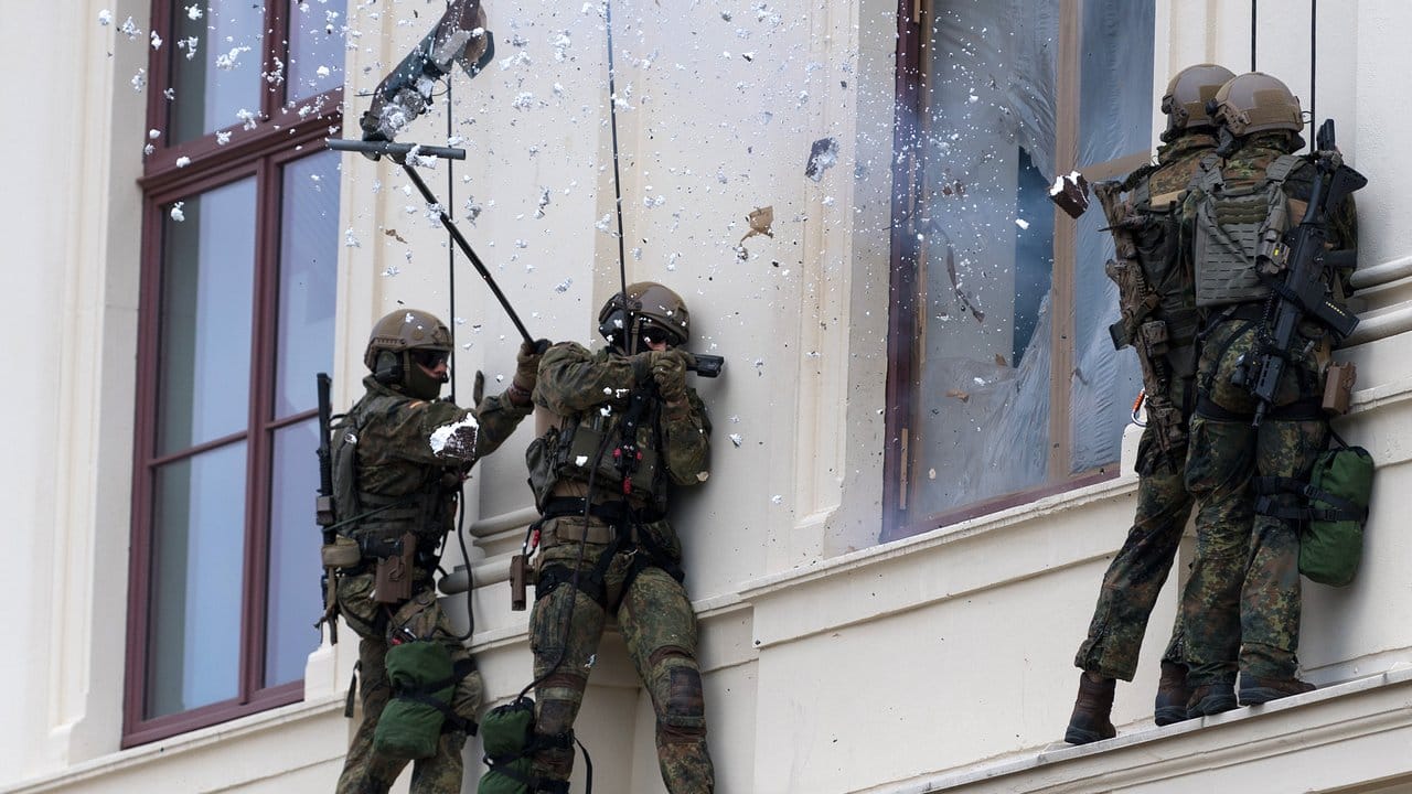 Spezialkräfte der Bundeswehr führen in Dresden die Befreiung einer Geisel aus dem Gebäude des Militärischen Museums vor.