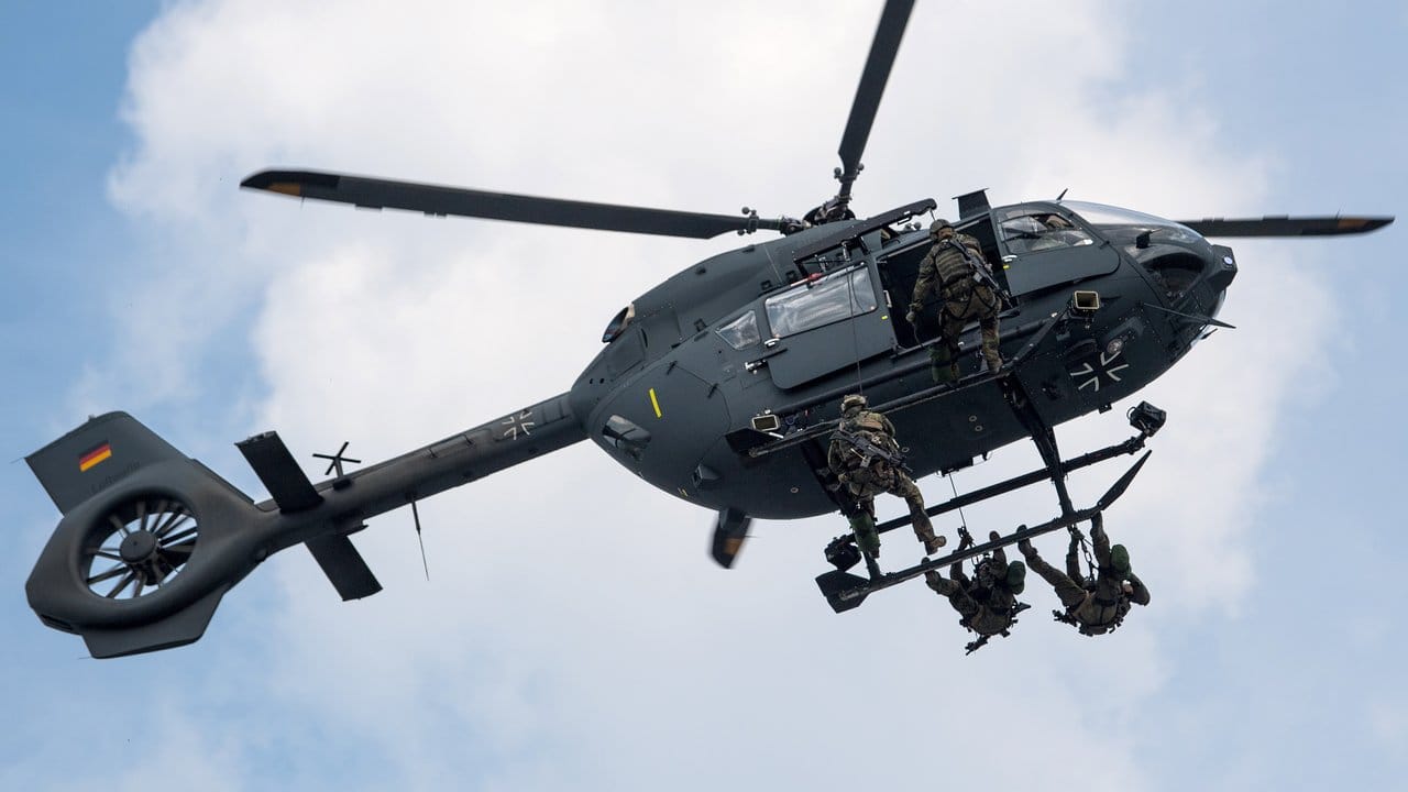 Spezialkräfte der Bundeswehr seilen sich beim Tag der Bundeswehr von einem Hubschrauber ab.