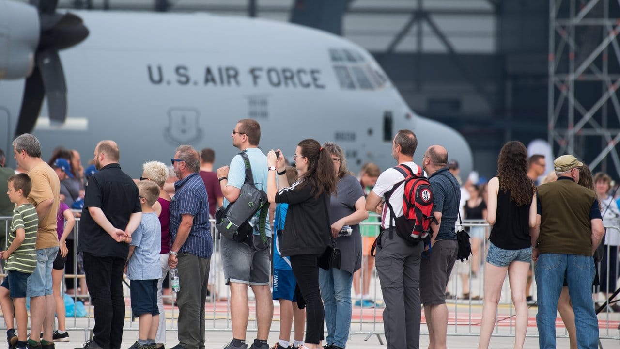 Mal schauen, wie es da drin aussieht: Besucher stehen auf dem Fliegerhorst Wunstorf vor einer Hercules C130 der US-Luftwaffe Schlange.