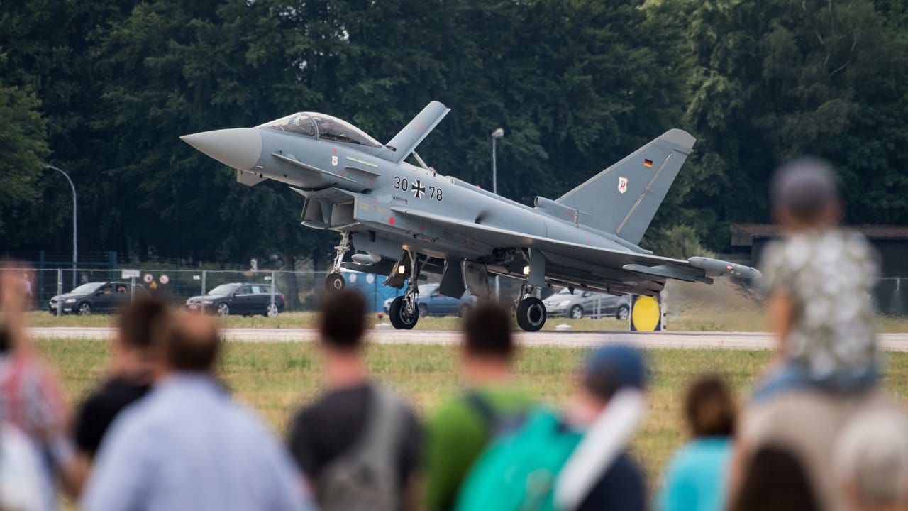 Einer der nicht besonders vielen einsatzfähigen Eurofighter der Bundeswehr landet auf dem Fliegerhorst Wunstdorf.