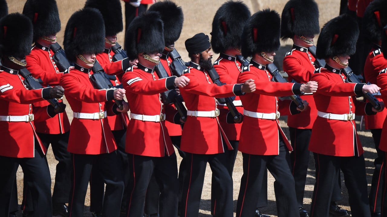 Charanpreet Singh Lall ist der erste Sikh-Soldat, der bei der jährlichen Geburtstagparade der Queen einen Turban trug.