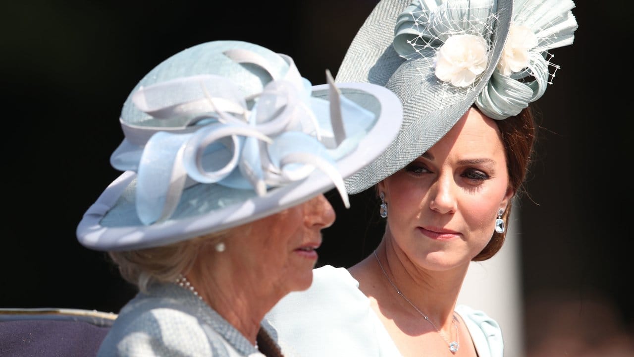 Herzogin Camilla (l) und Herzogin Kate kamen gemeinsam zu der Militärparade.