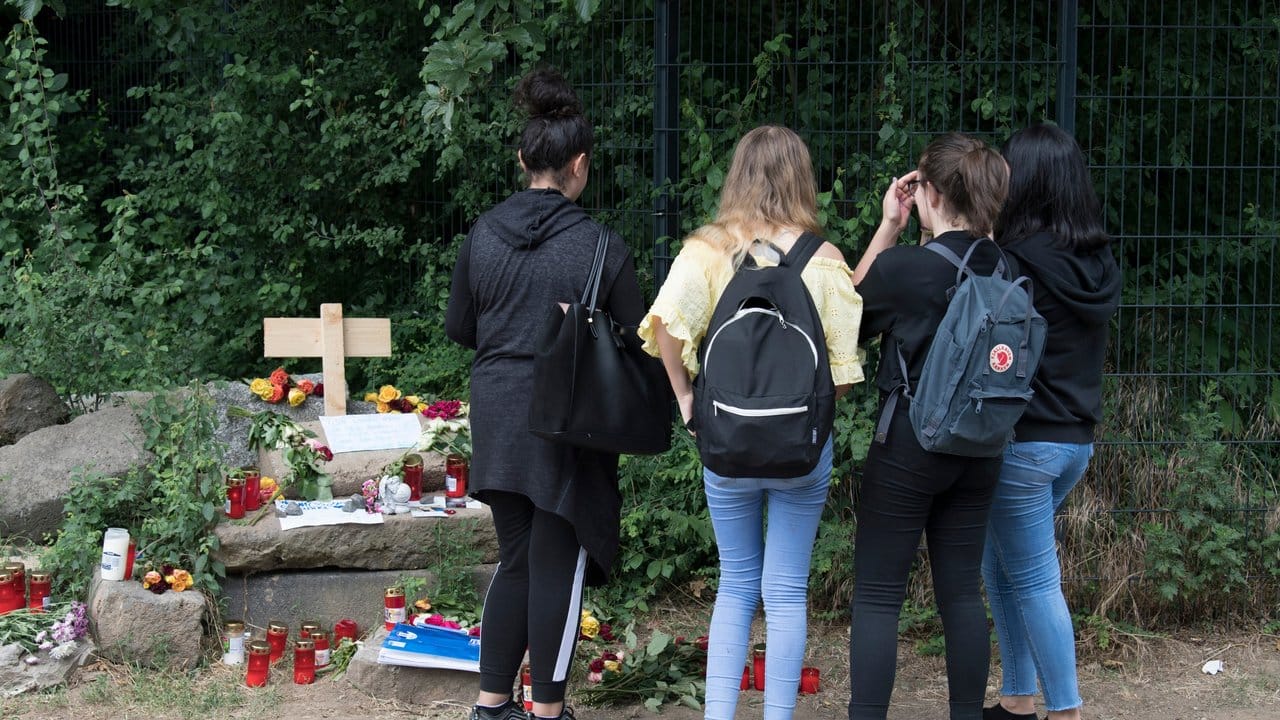 Junge Frauen legen an einer provisorischen Gedenkstätte für die getötete Susanna F.