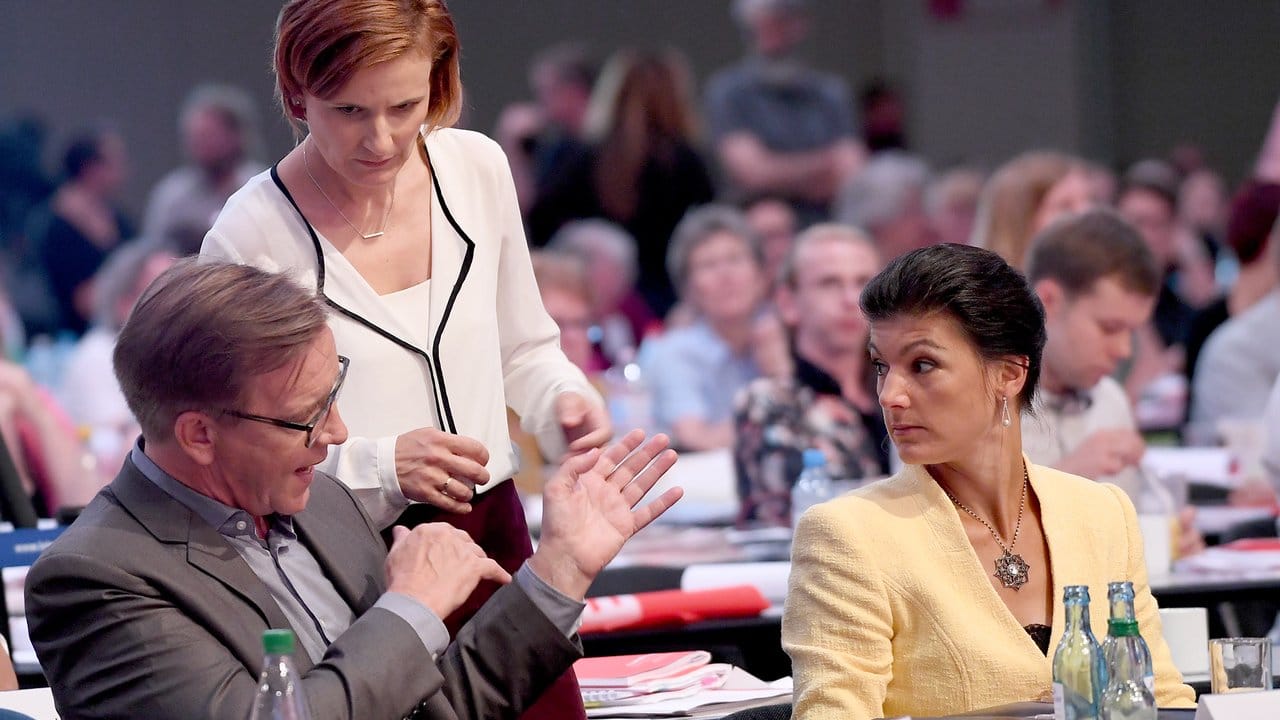 Dietmar Bartsch, Katja Kipping und Sahra Wagenknecht sprechen miteinander beim Bundesparteitag der Partei Die Linke.
