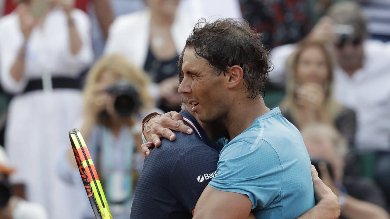 Rafael Nadal (r) und Dominic Thiem umarmen sich nach dem Finale.