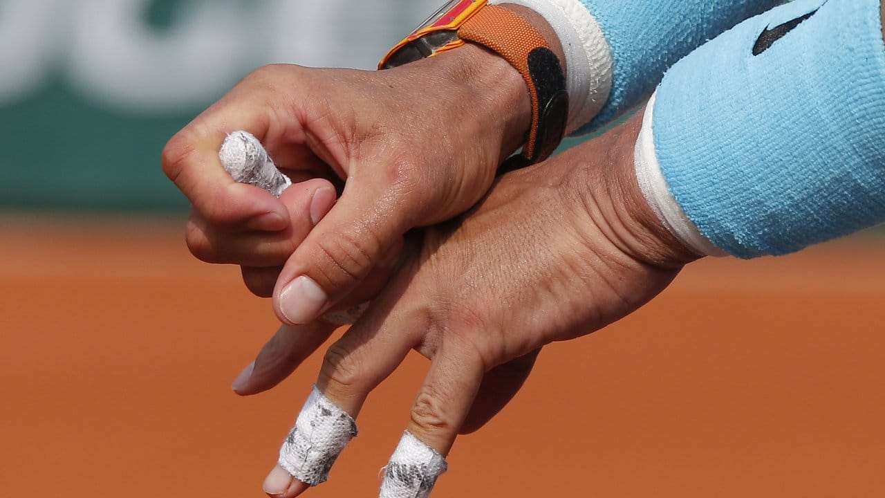 Rafael Nadal hatte im dritten Satz Probleme mit seinem Mittelfinger der linken Hand.