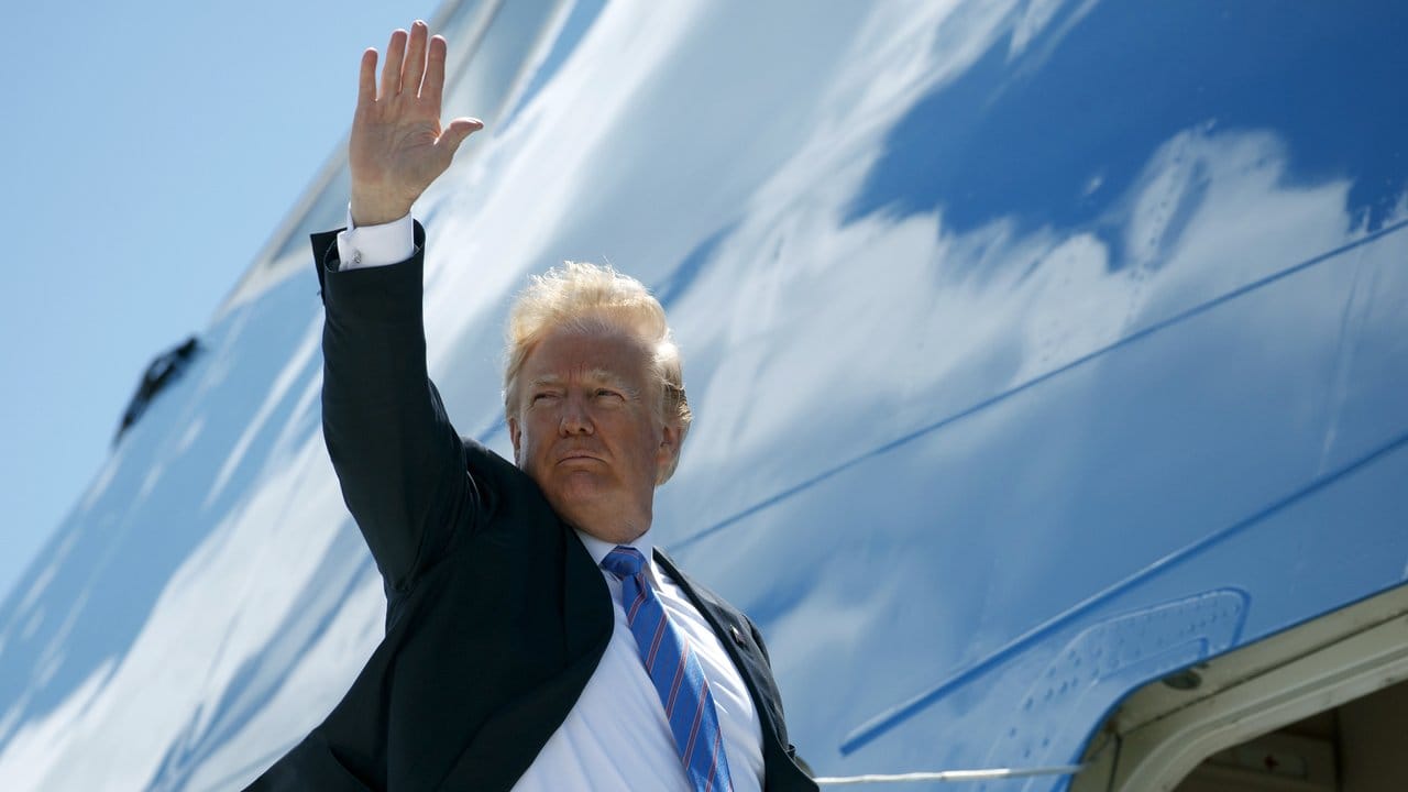 Donald Trump, Präsident der USA, steigt an Bord der Air Force One nach dem G7-Gipfel.