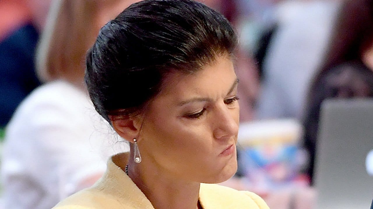 Sie wurde von Teilen der Parteitags-Delegierten ausgebuht, von anderen bejubelt: Sahra Wagenknecht, Linke-Fraktionsvorsitzende im Bundestag. Sie wurde von Teilen der Parteitags-Delegierten ausgebuht, von anderen bejubelt: Sahra Wagenknecht, Linke-Fraktionsvorsitzende im Bundestag.