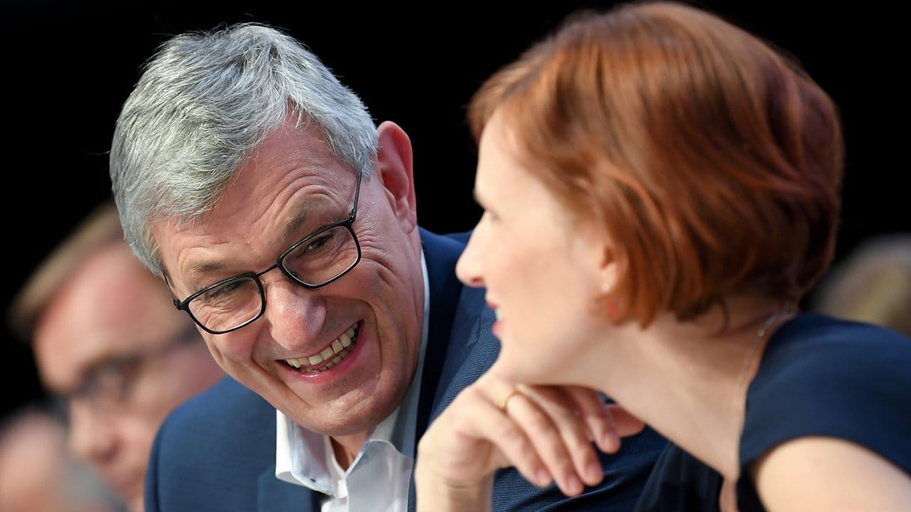 Betont gute Laune: Die Linken-Vorsitzenden Bernd Riexinger Katja Kipping beim Bundesparteitag. Betont gute Laune: Die Linken-Vorsitzenden Bernd Riexinger Katja Kipping beim Bundesparteitag.