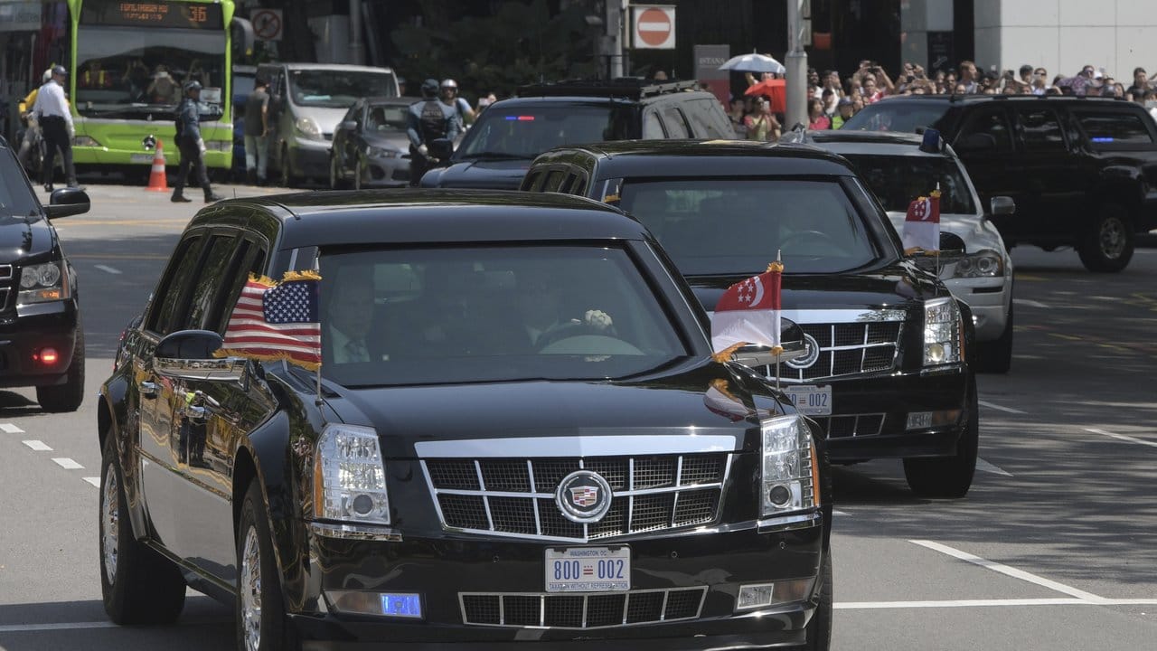Die Wagenkolonne von US-Präsident Trump fährt in Richtung Präsidentenpalast.