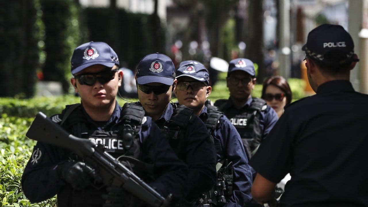 In Singapur patrouillieren Polizisten vor dem St.