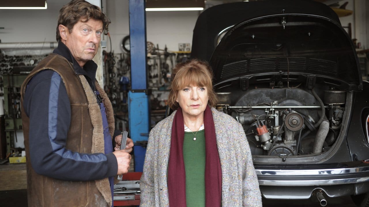 Hannelore Hoger als Bella Block mit Henrik Birch in einer Szene des TV-Krimis "Bella Block - Stille Wasser". Hannelore Hoger als Bella Block mit Henrik Birch in einer Szene des TV-Krimis "Bella Block - Stille Wasser".