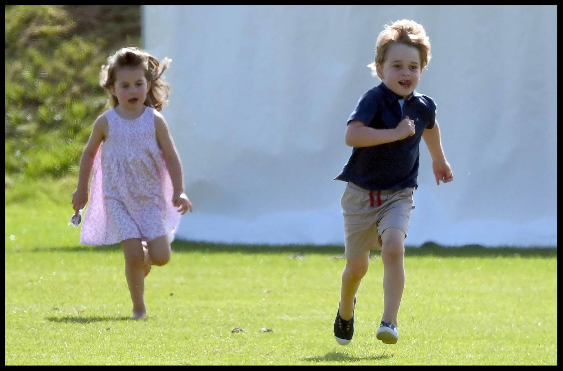 Royal-Kids spielen Fangen: Ob Charlotte ihren großen Bruder wohl schnappen kann?