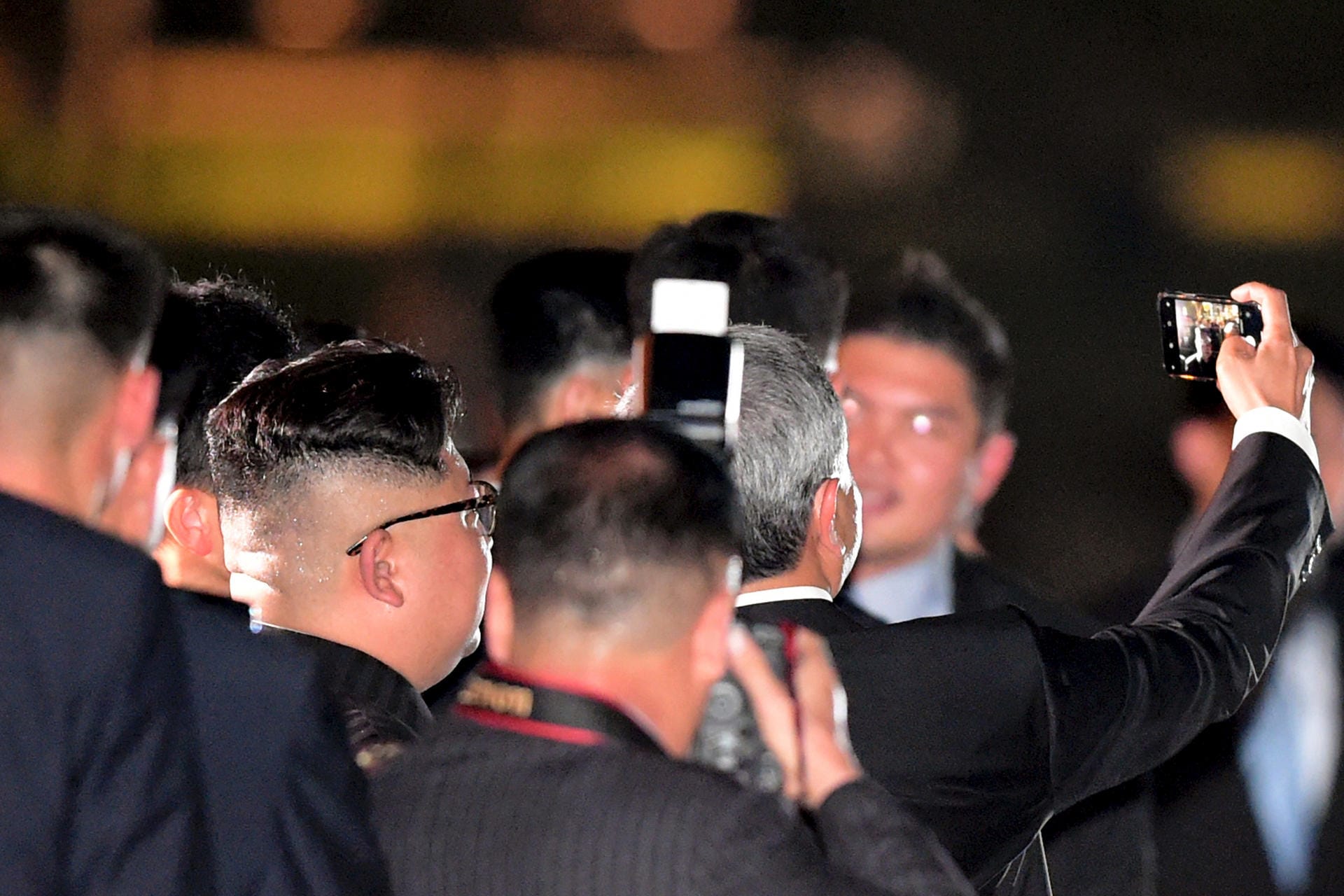 Bei seiner nächtlichen Tour durch Singapur posierte Kim mit Vivian Balakrishnan, Außenminister von Singapur, für ein Selfie.