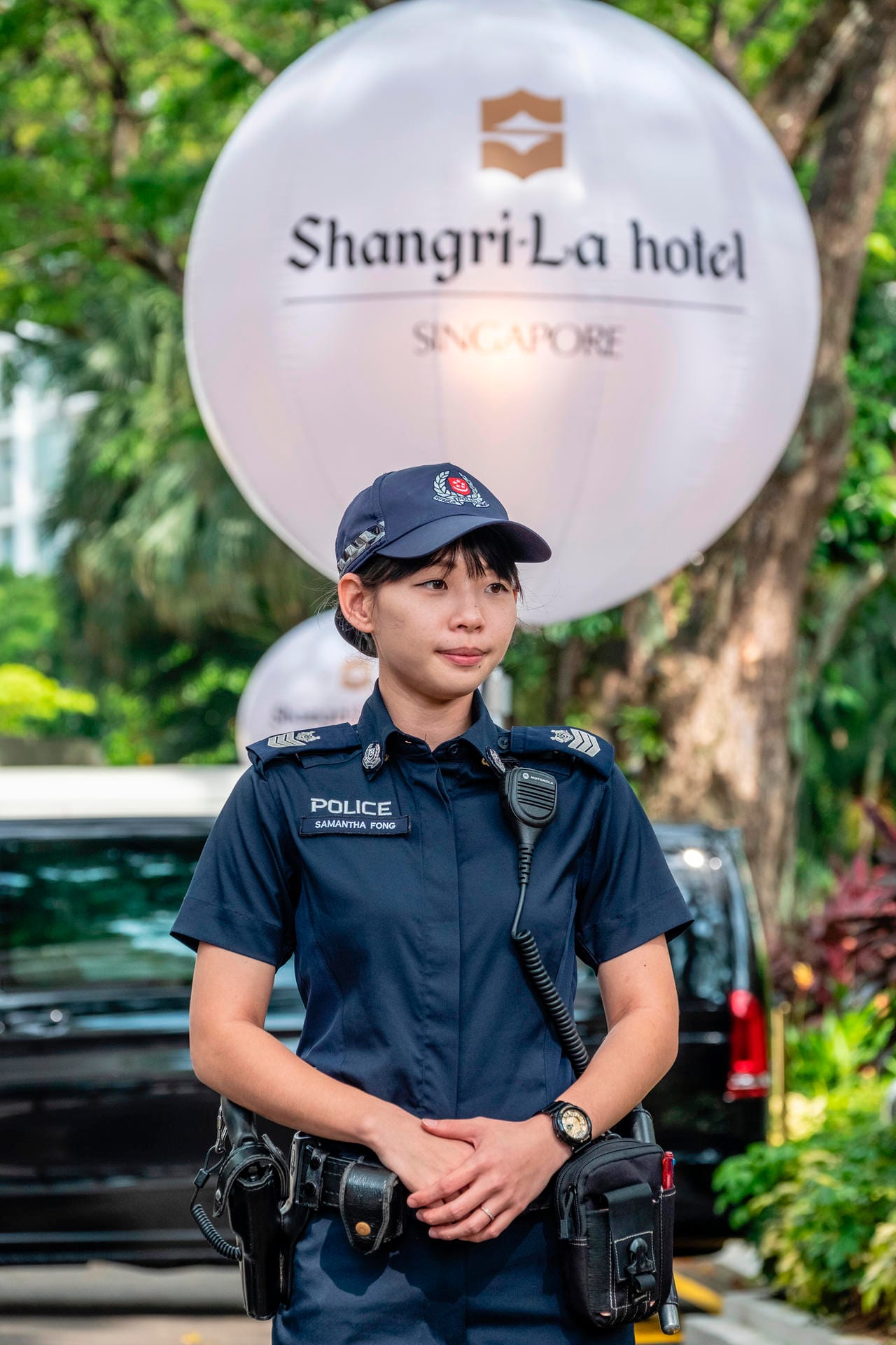 Ein Polizistin steht vor dem Shangri-La-Hotel, in dem der US-Präsident Trump untergebracht ist: Der US-Präsident twitterte aus seinem Hotel: "Es ist großartig, in Singapur zu sein. Vorfreude liegt in der Luft." Anschließend traf er den Regierungschef des Gastgeberlandes, Lee Hsien Loong.