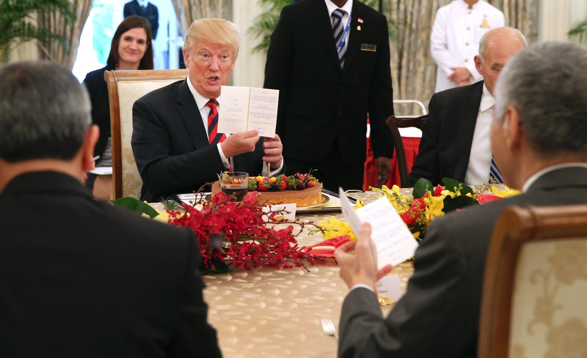 Donald Trump bei einem Treffen mit Singapurs Premierminister Lee Hsien Loong: Trump bekam eine vorgezogene Geburtstagstorte überreicht. Der US-Präsident wird am Donnerstag 72 Jahre alt.