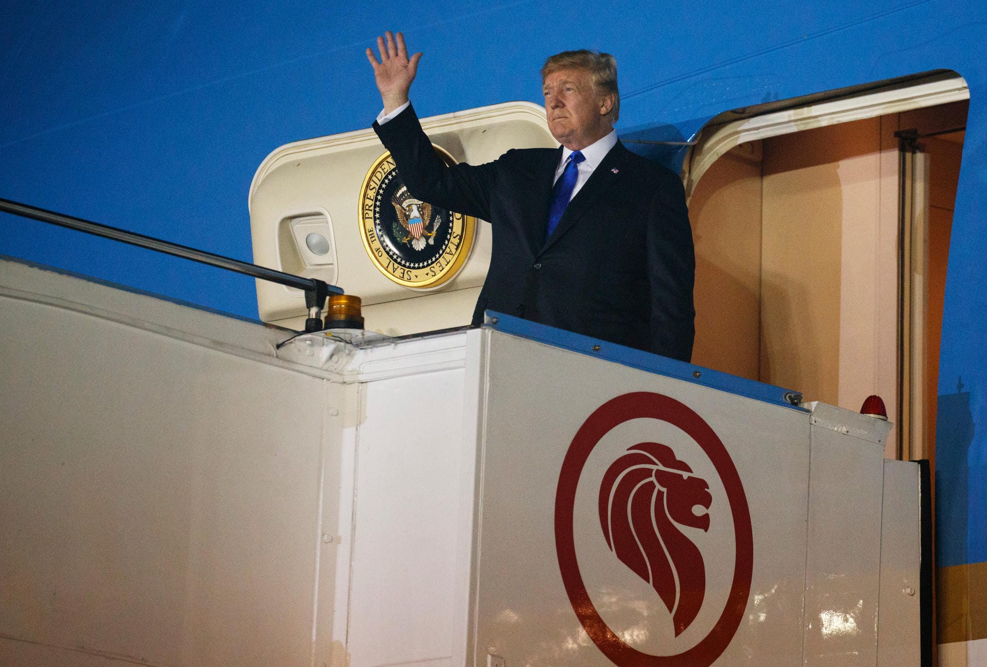 Donald Trump, Präsident der USA, kommt auf der Paya Lebar Airbase in Singapur an.