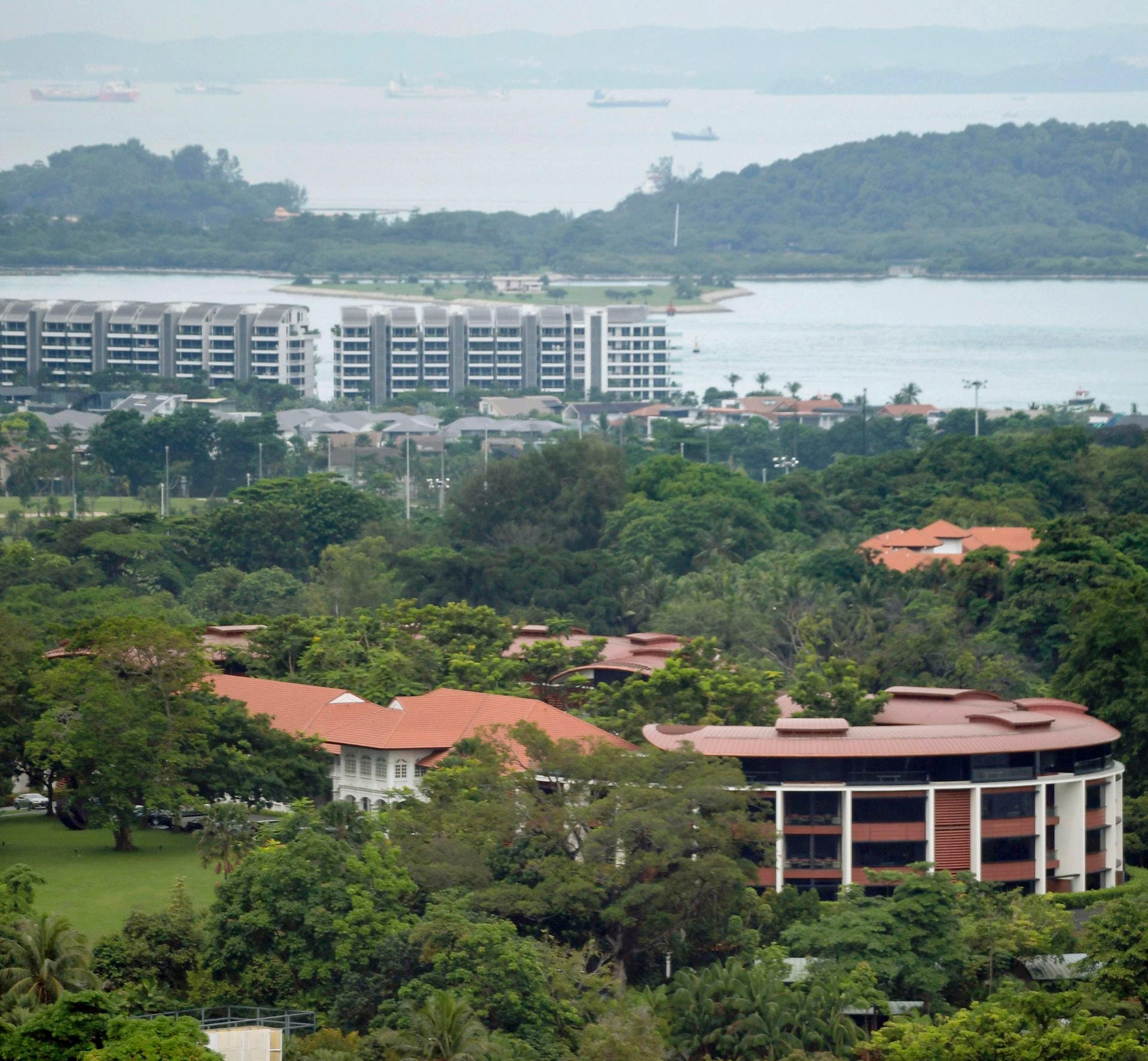 Das Capella Hotel (vorne) auf der Insel Sentosa: Das Gipfeltreffen von US-Präsident Trump und Nordkoreas Machthaber Kim Jong Un findet auf der Vergnügungsinsel Sentosa im Süden von Singapur statt.