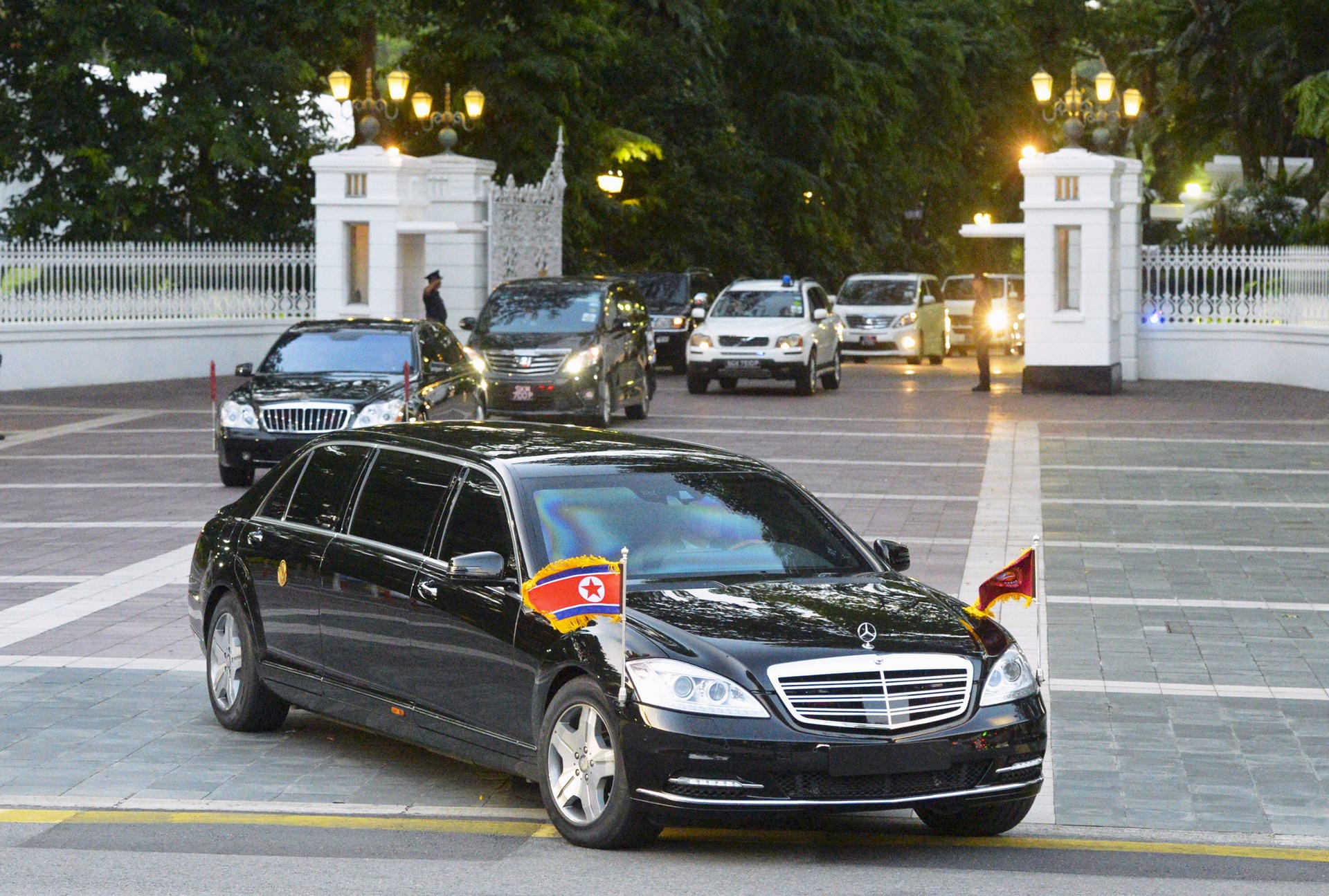 Singapur: Ein Limousine, in der vermutlich Nordkoreas Machthaber Kim Jong Un sitzt, verlässt den Präsidentenpalast.
