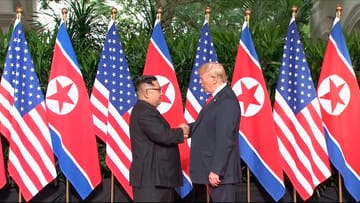 Es war der Handschlag des Jahres: Nordkoreas Machthaber Kim Jong Un und US-Präsident Donald Trump reichten sich am Dienstag in Singapur gleich zwei Mal die Hände