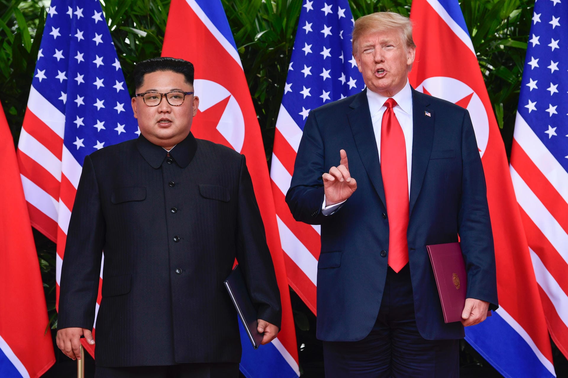 Anschließend gab es lobende Worte vom Präsidenten: "Er ist ein sehr talentierter Mann und er liebt sein Land sehr", sagt Donald Trump über Kim Jong Un. Es sei ihm eine Ehre gewesen, mit Kim den Tag zu verbringen, erklärt Trump weiter.