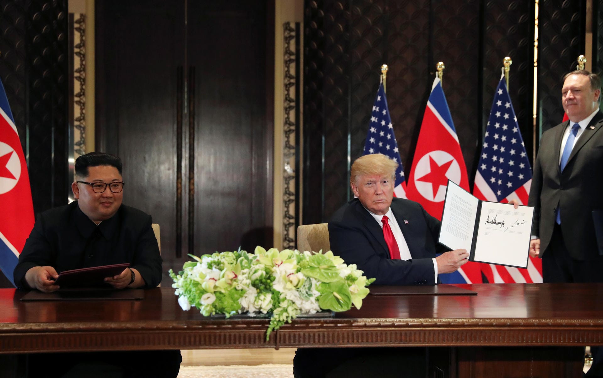 Anschließend wurde klar, um was für eine Erklärung es sich handelt: Kim erklärte sich zu einer kompletten atomaren Abrüstung auf der koreanischen Halbinsel bereit. Im Gegenzug sichert Trump Sicherheitsgarantien zu.