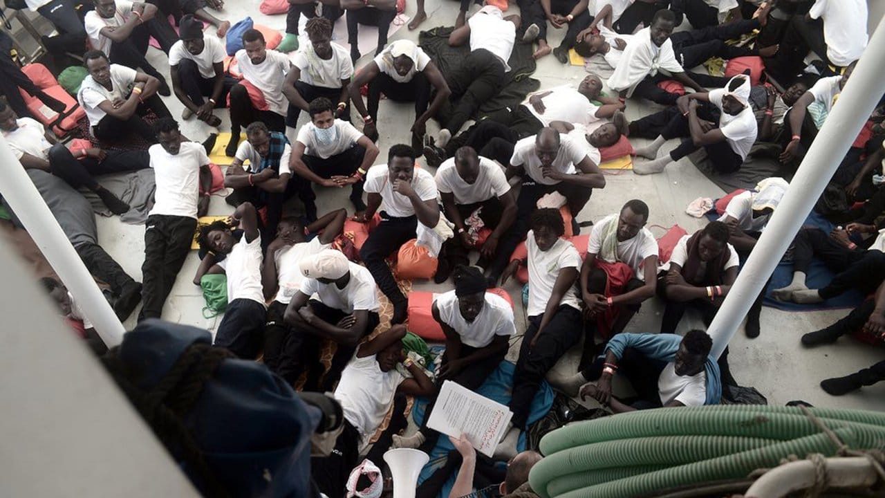 Festsitzende Migranten an Bord des Schiffs Aquarius. Festsitzende Migranten an Bord des Schiffs Aquarius.