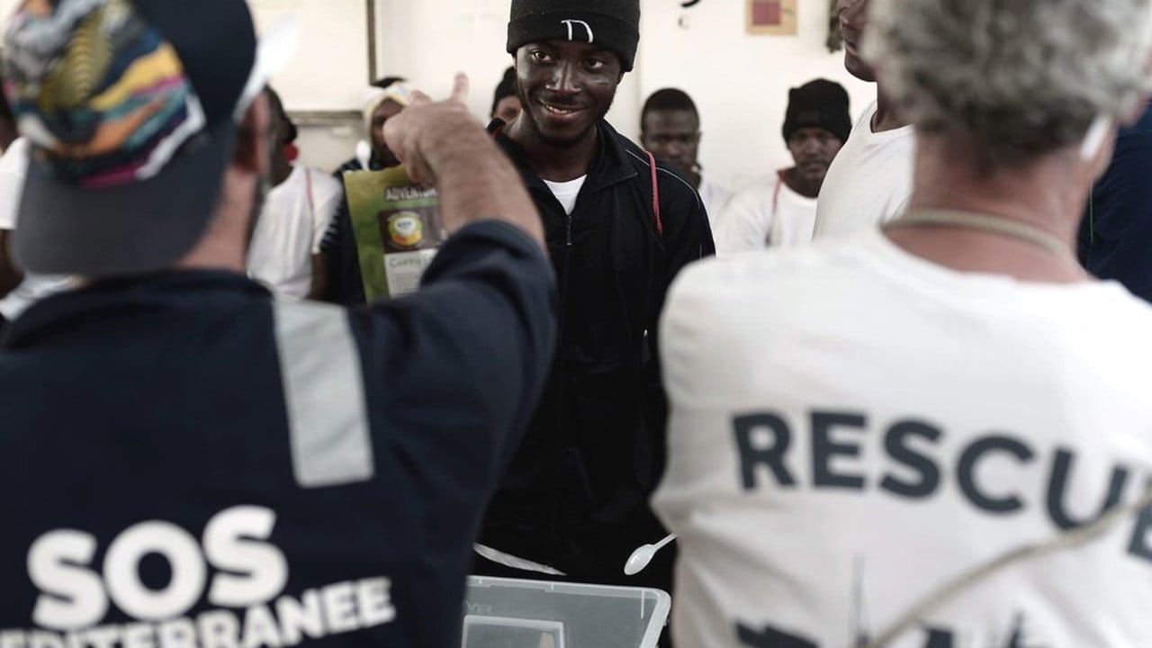 Das von SOS Mediterranee auf Twitter gepostete Bild zeigt Migranten an Bord des Schiffs Aquarius. Das von SOS Mediterranee auf Twitter gepostete Bild zeigt Migranten an Bord des Schiffs Aquarius.