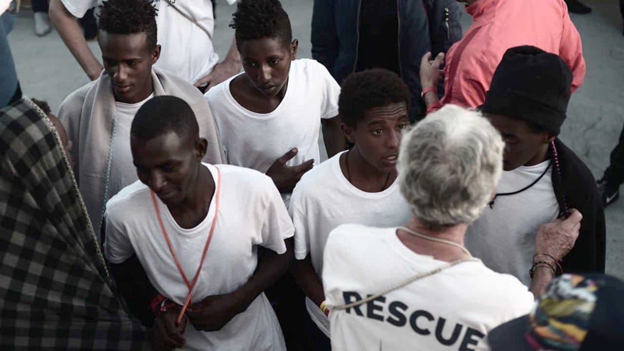 Migranten an Bord des Schiffs Aquarius, das von SOS Mediterranee und Ärzte ohne Grenzen betrieben wird. Migranten an Bord des Schiffs Aquarius, das von SOS Mediterranee und Ärzte ohne Grenzen betrieben wird.