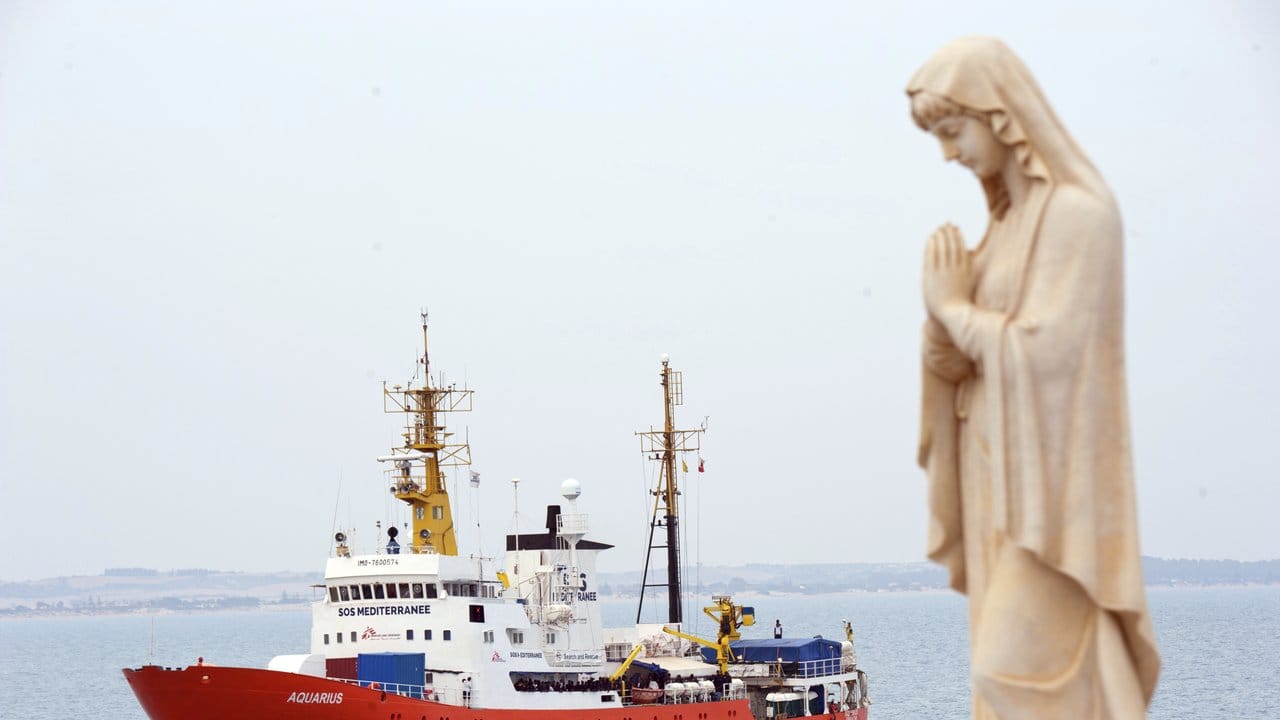 Das Rettungsschiff "Aquarius" nähert sich dem Hafen von Pozzallo. Das Rettungsschiff "Aquarius" nähert sich dem Hafen von Pozzallo.
