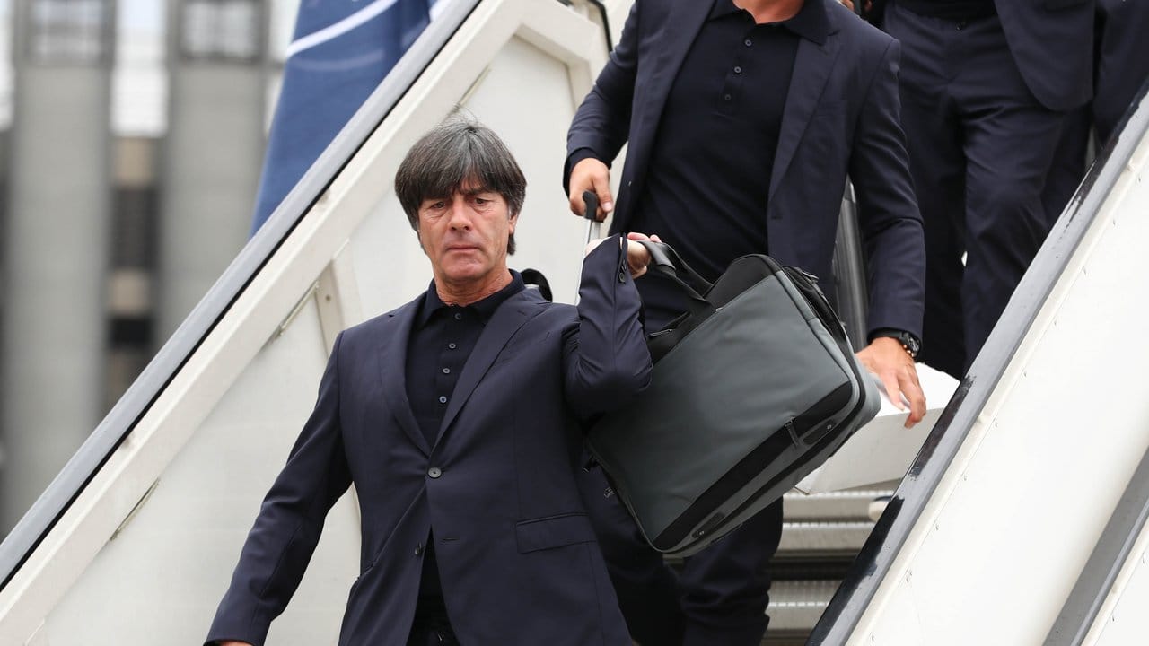 Bundestrainer Joachim Löw und Assistent Thomas Schneider betreten russischen Boden.