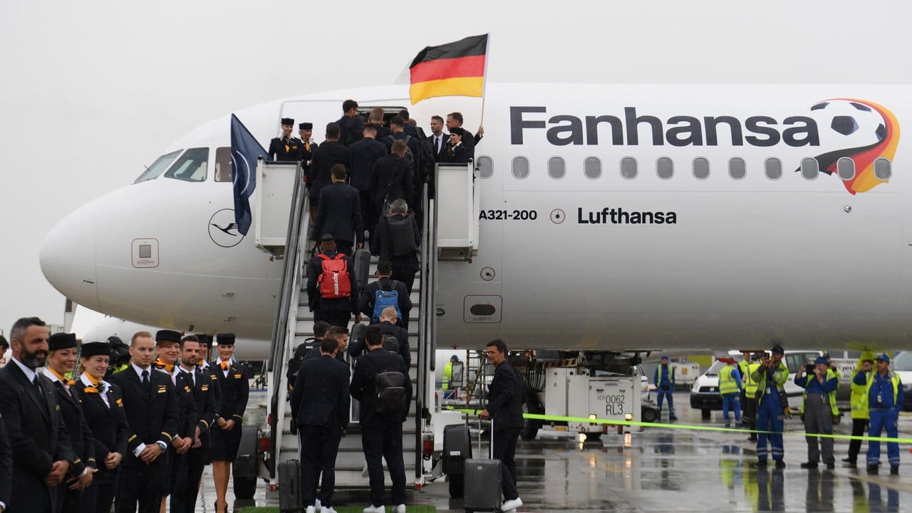 Das DFB-Team steigt in den WM-Flieger nach Moskau.