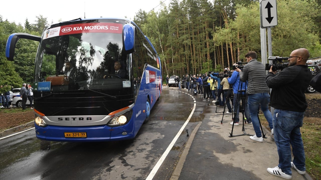 Unter hohem Medienaufkommen kommt der DFB-Bus im russischen WM-Quartier in Watutinki an.