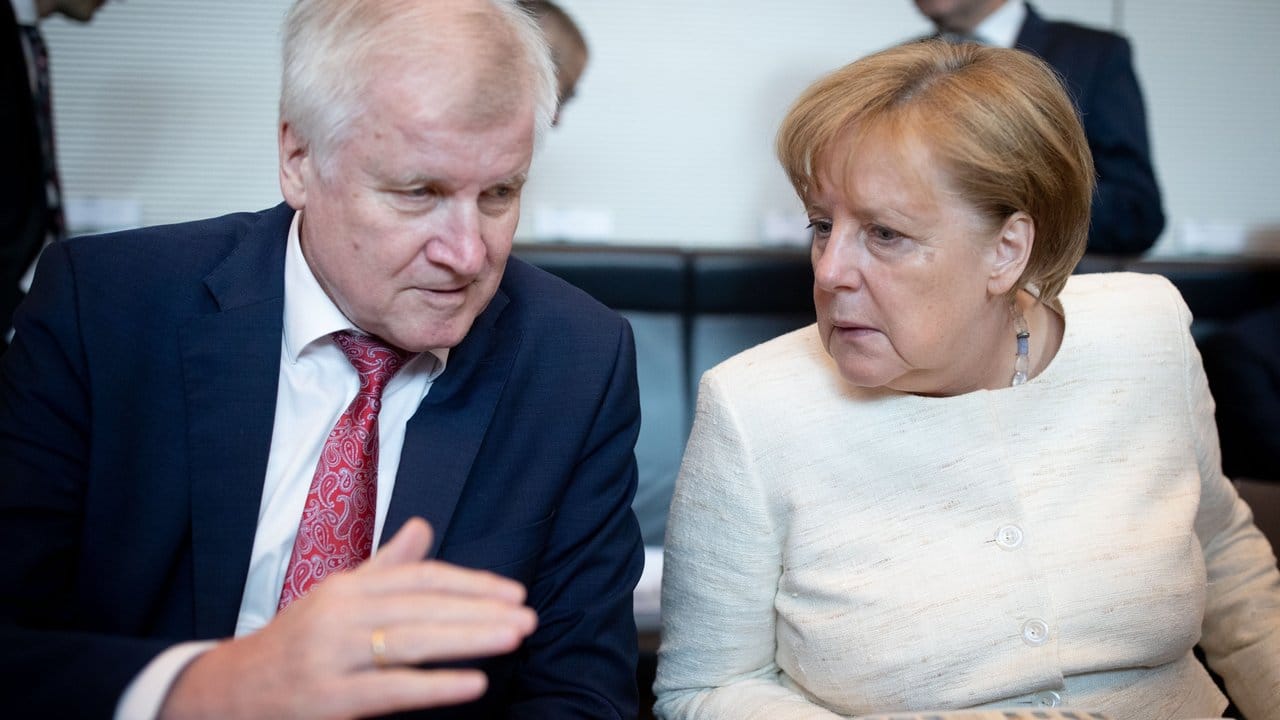 Bundesinnenminister Horst Seehofer im Gespräch mit Kanzlerin Angela Merkel.